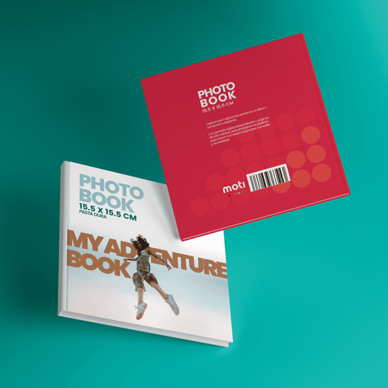 Photobook cuadrado de 15.5x15.5 cm con portada dura, impresión a color y 36 páginas en papel couché de alta calidad